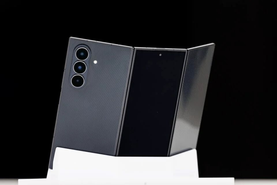 Rút lại những lời chê trước đó, hãy vỗ tay cho mẫu điện thoại "điên rồ" này của Samsung: iPhone thua rồi! - Ảnh 5