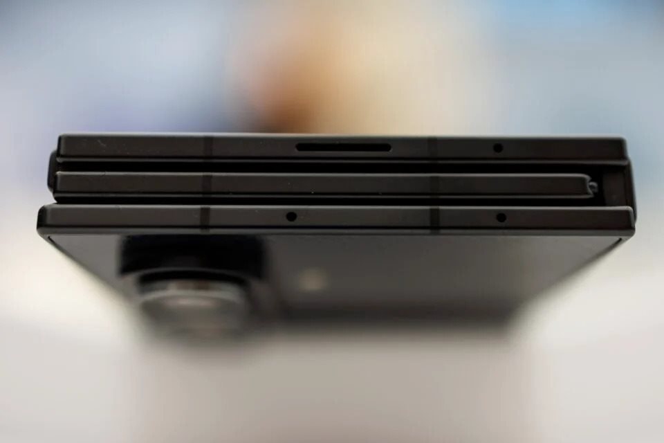 Rút lại những lời chê trước đó, hãy vỗ tay cho mẫu điện thoại "điên rồ" này của Samsung: iPhone thua rồi! - Ảnh 3