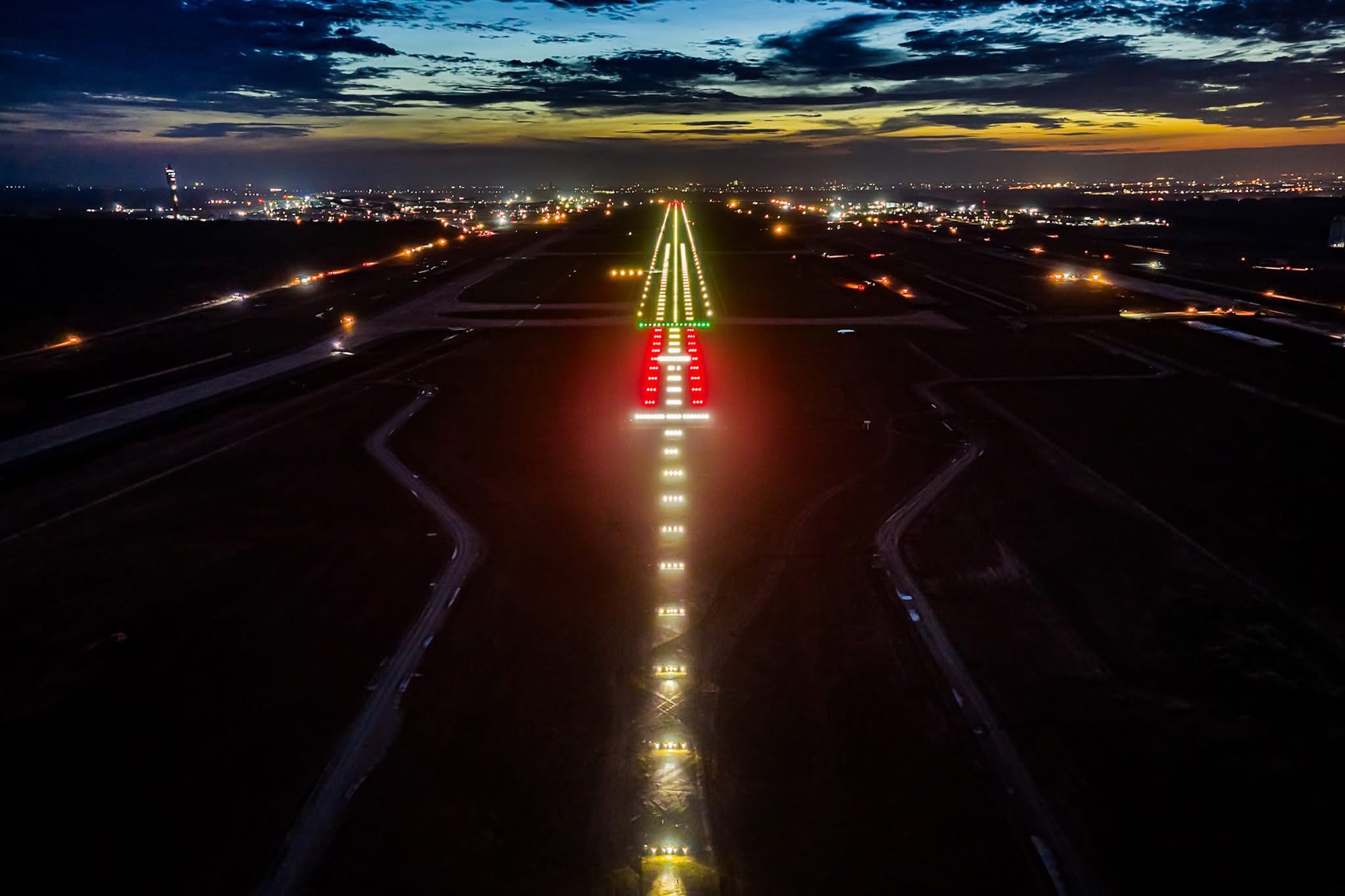 Siêu "công trình thế kỷ" 16 tỷ USD của Việt Nam sắp tới ngày trọng đại: Hơn 3.000 máy móc, 15.000 người dồn lực chuẩn bị đón chuyến bay đầu tiên - Ảnh 1