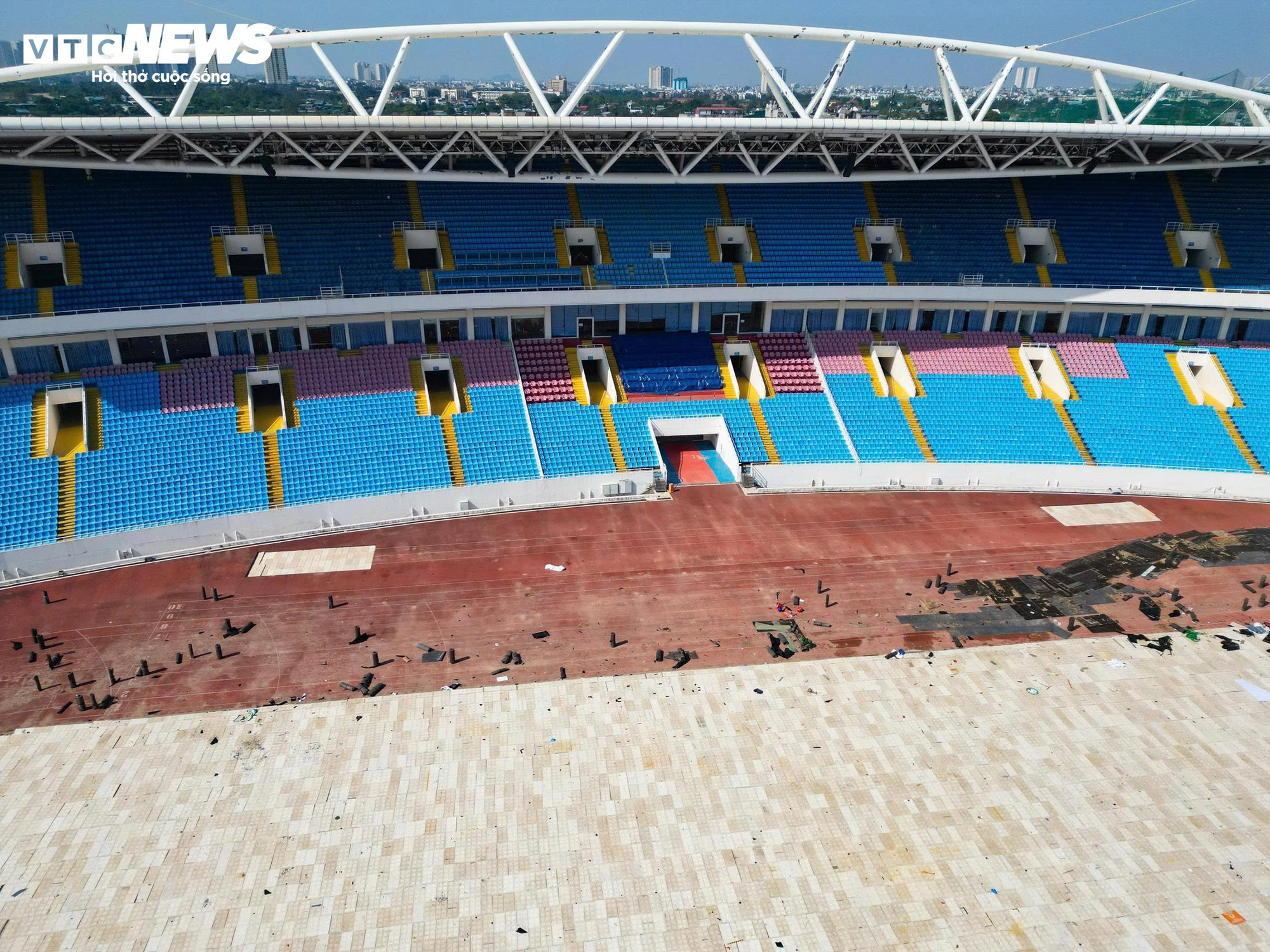 Cận cảnh sân Mỹ Đình sắp thay cỏ mới, hết cảnh 'đá bóng trên mặt ruộng' - Ảnh 10