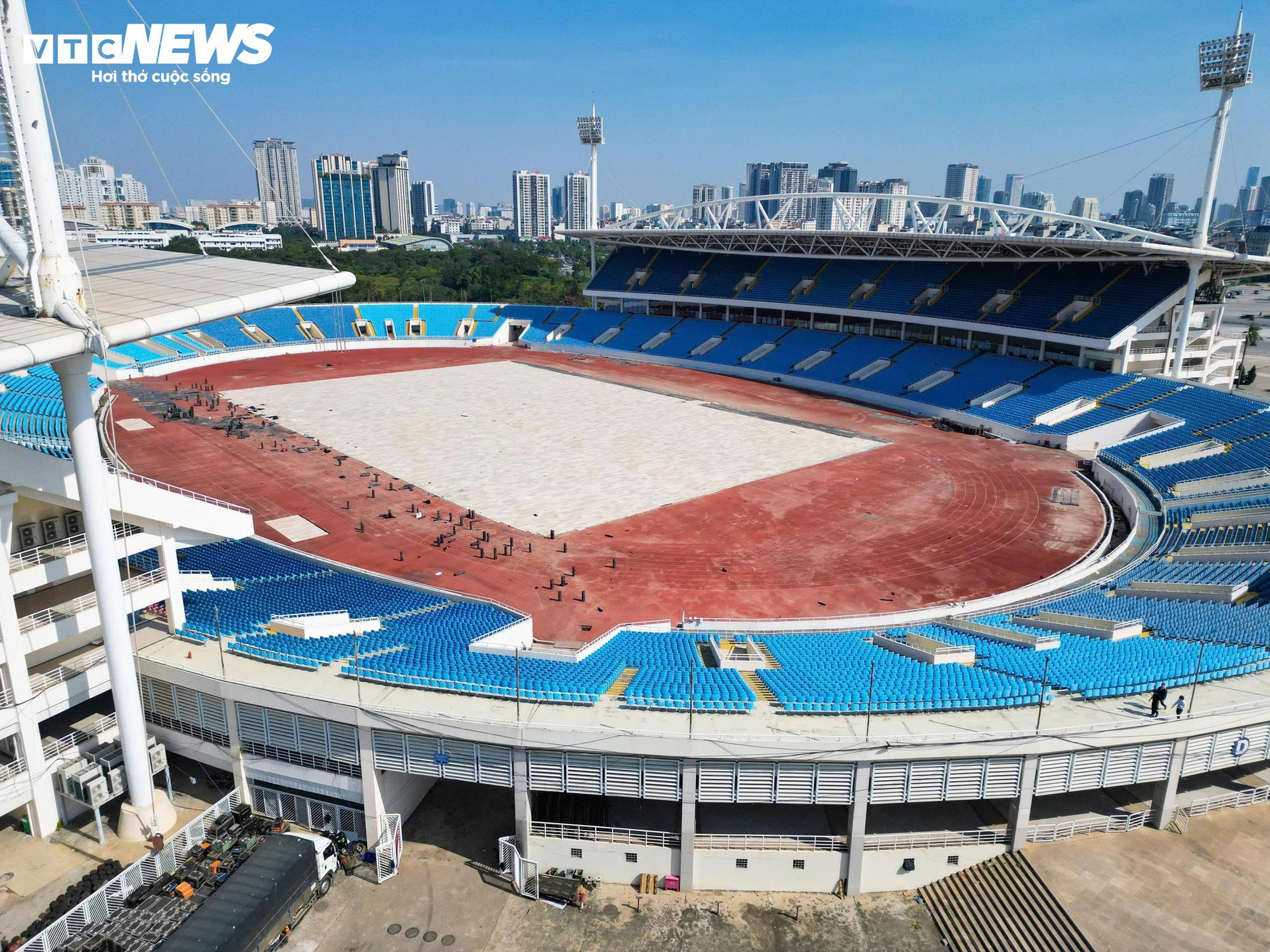 Cận cảnh sân Mỹ Đình sắp thay cỏ mới, hết cảnh 'đá bóng trên mặt ruộng' - Ảnh 8