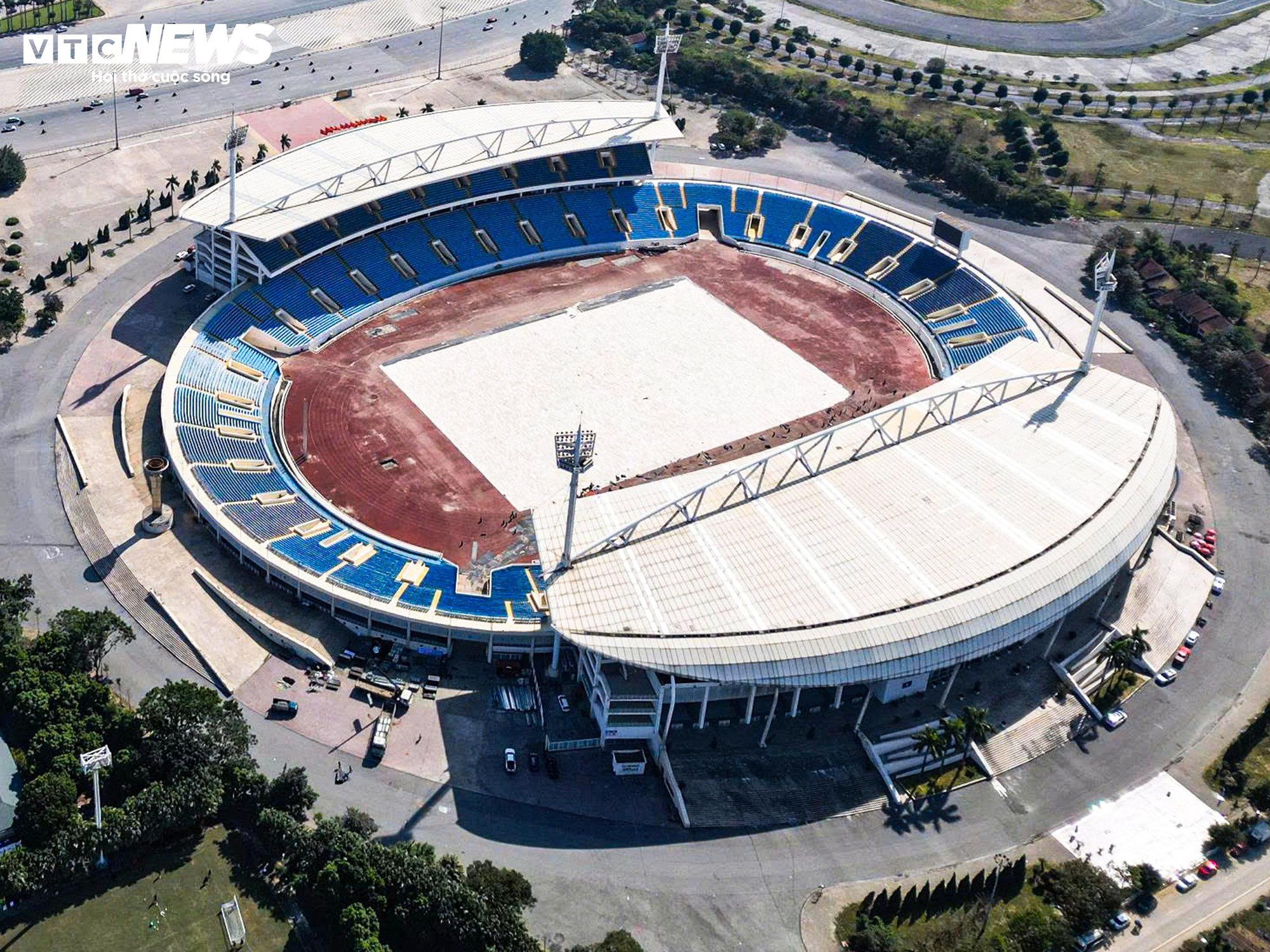 Cận cảnh sân Mỹ Đình sắp thay cỏ mới, hết cảnh 'đá bóng trên mặt ruộng' - Ảnh 11