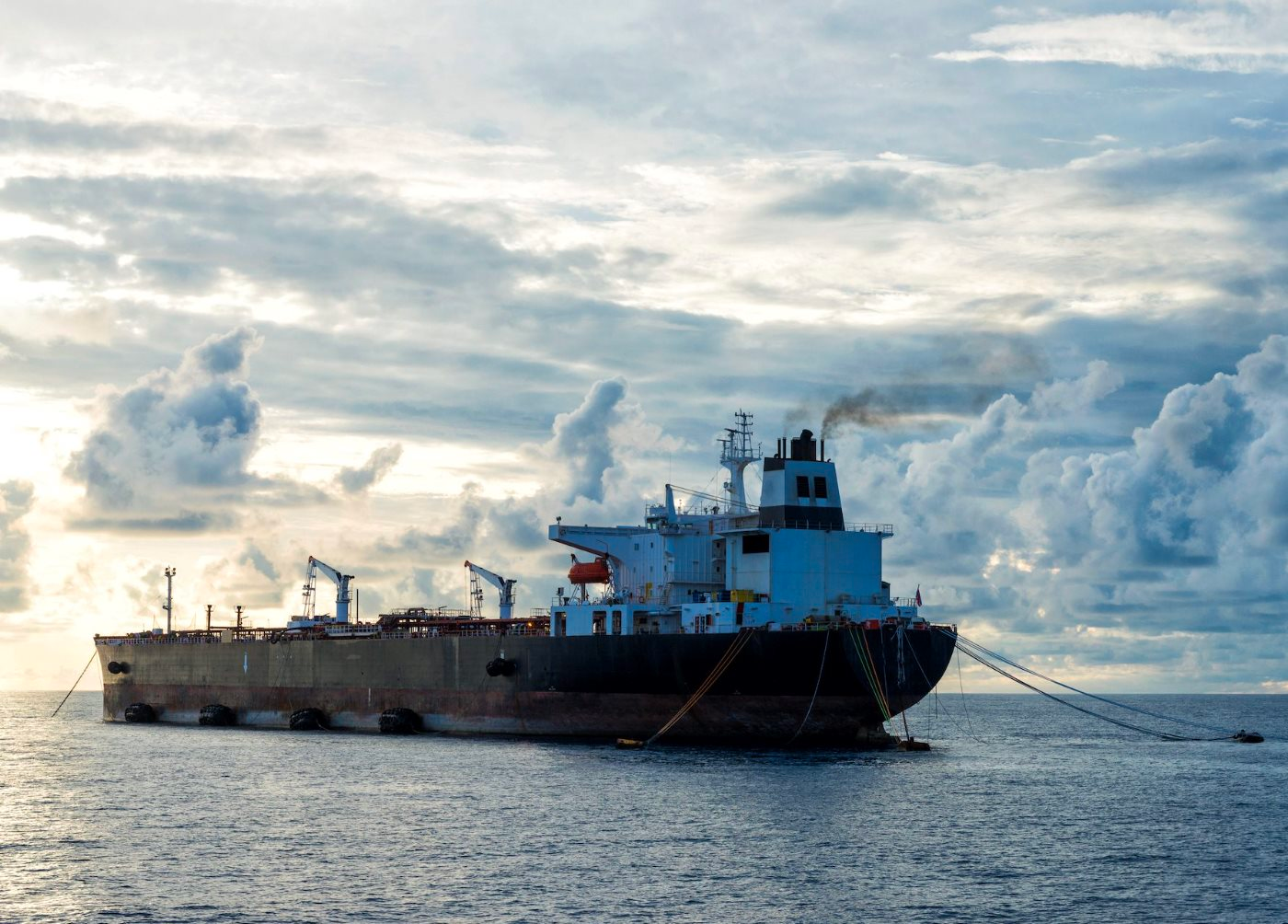 Nga 'chới với' sau khi bị một loạt khách sộp quay lưng: Hơn 1,4 triệu thùng dầu mỗi ngày mắc kẹt trên biển, không có điểm đến - Ảnh 1