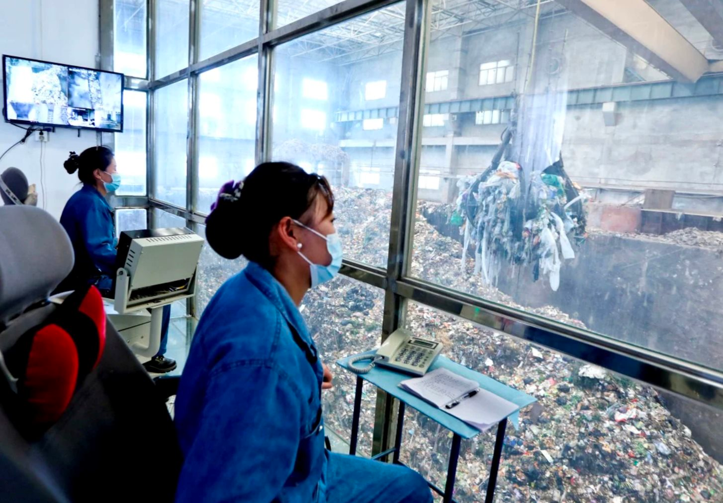 Kỳ lạ nền kinh tế 18.000 tỷ USD: Tỷ dân nhưng hết rác để đốt, phải 'săn lùng' rác ở khắp nơi trên thế giới - Ảnh 1