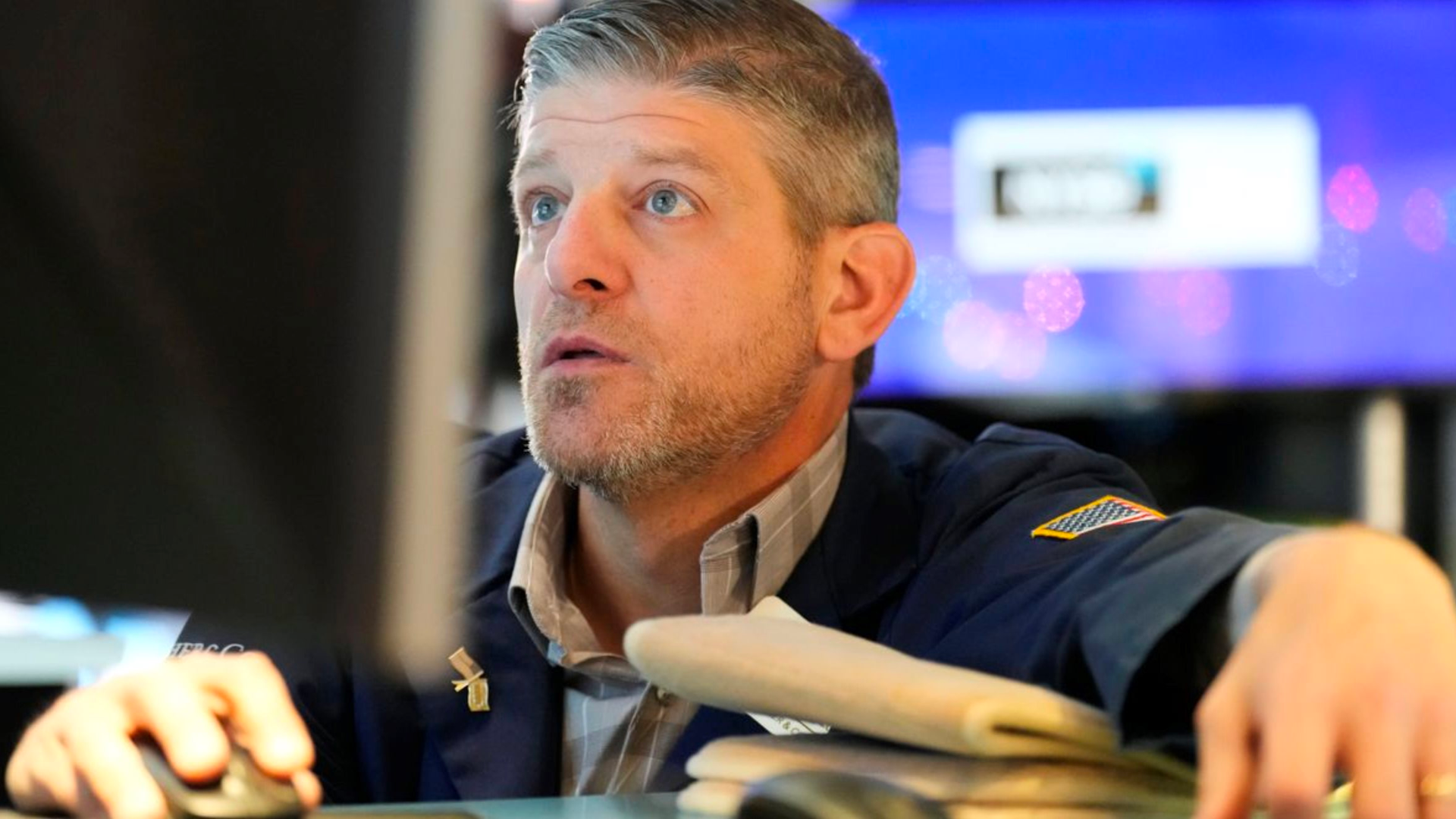 Nợ 100 tỷ USD, chỉ báo vỡ nợ bất ngờ tăng vọt, cổ phiếu rớt 13% chỉ trong một phiên: Chuyện gì đang xảy ra với công ty AI 'hot' nhất nhì thế giới? - Ảnh 1