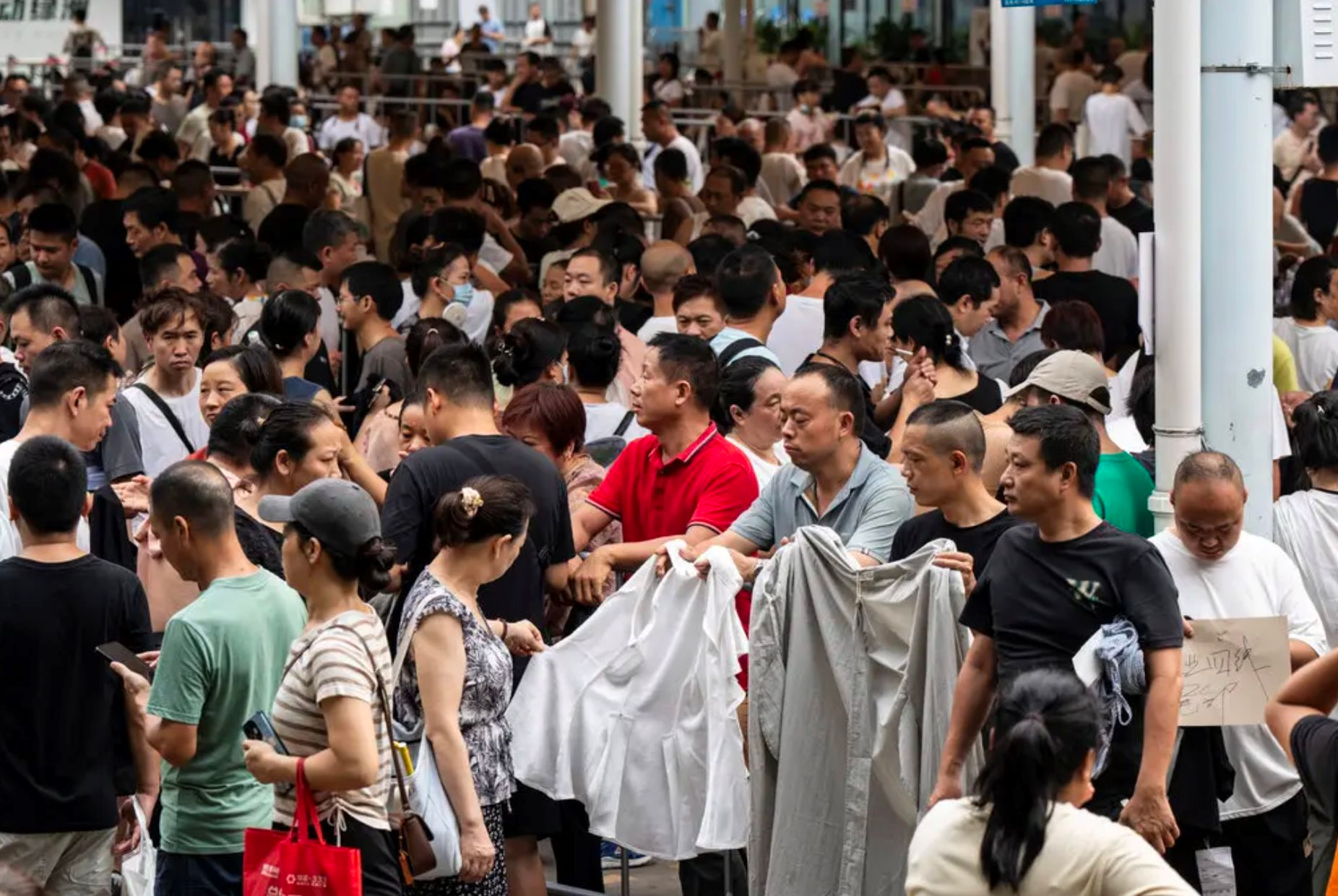 Kinh tế Trung Quốc xáo trộn chưa từng có trong gần 50 năm - Ảnh 1