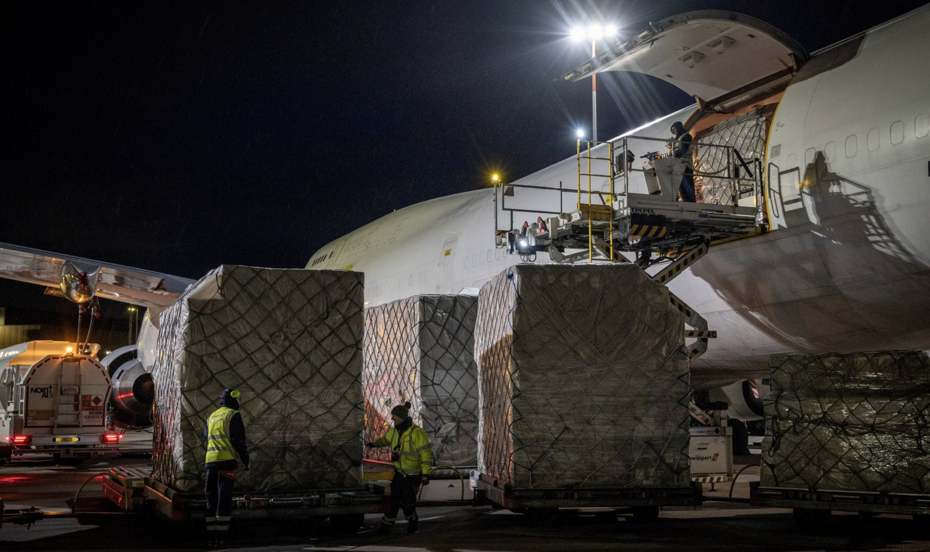 Châu Âu hứng cơn lũ 'hàng thừa' - Ảnh 1