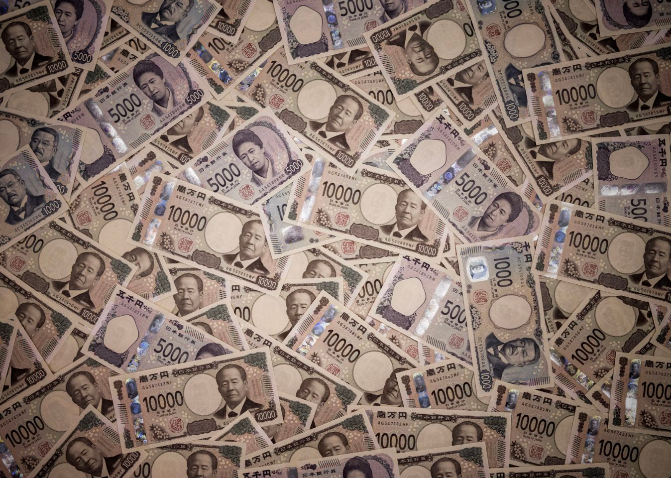 Phát hiện ‘kho báu’ trị giá 14,5 triệu tỷ đồng nằm im trong tủ quần áo - Ảnh 1