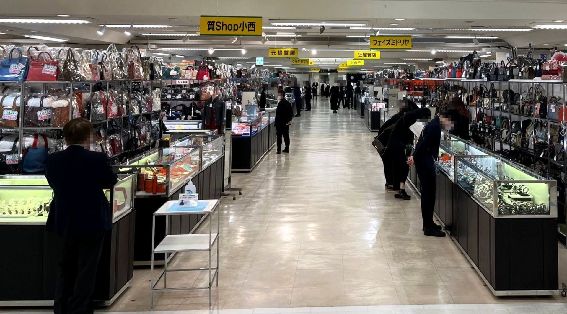 Phát hiện ‘kho báu’ trị giá 14,5 triệu tỷ đồng nằm im trong tủ quần áo - Ảnh 2