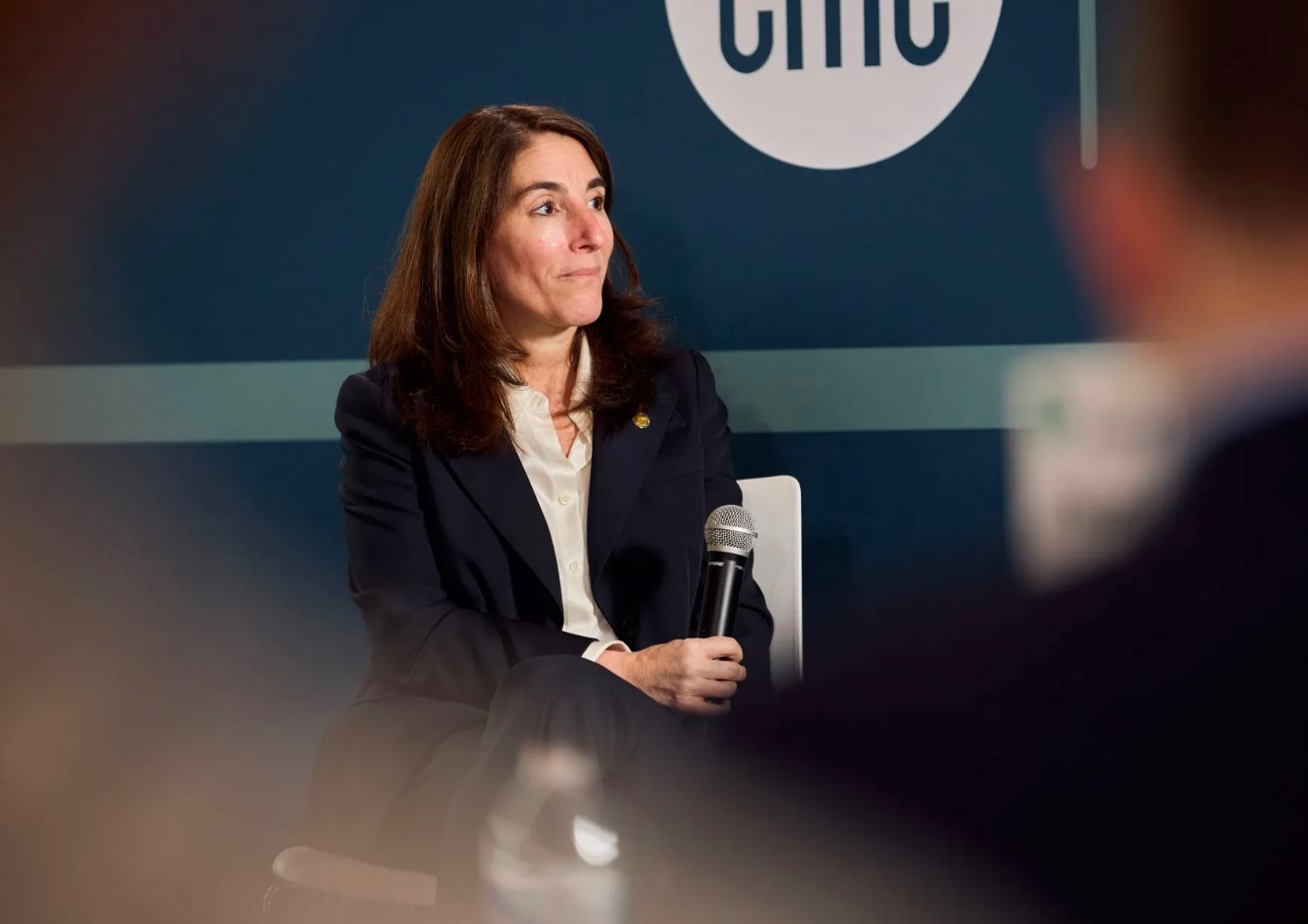 Thêm quan chức Fed có quyền bỏ phiếu phản đối hạ lãi suất trong năm 2026 - Ảnh 1