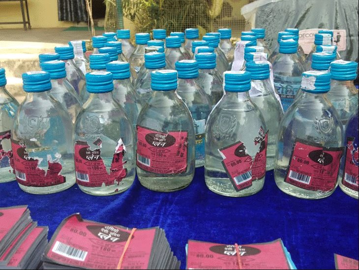 Đột kích nhà cựu Nghị sĩ Ấn Độ, công an bất ngờ triệt phá đường dây sản xuất đồ uống giả quy mô lớn, tịch thu hàng loạt chai lọ, hóa chất và máy đóng gói - Ảnh 1