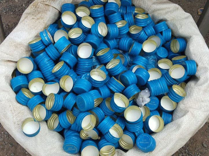 Đột kích nhà cựu Nghị sĩ Ấn Độ, công an bất ngờ triệt phá đường dây sản xuất đồ uống giả quy mô lớn, tịch thu hàng loạt chai lọ, hóa chất và máy đóng gói - Ảnh 2