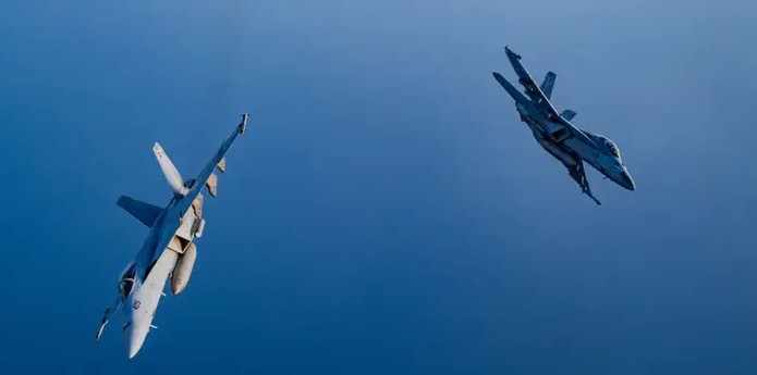 Kinh hoàng Biển Đỏ: Tàu chiến Mỹ khai hỏa tiêu diệt... chiến đấu cơ Mỹ - suýt gây thảm họa kép - Ảnh 2