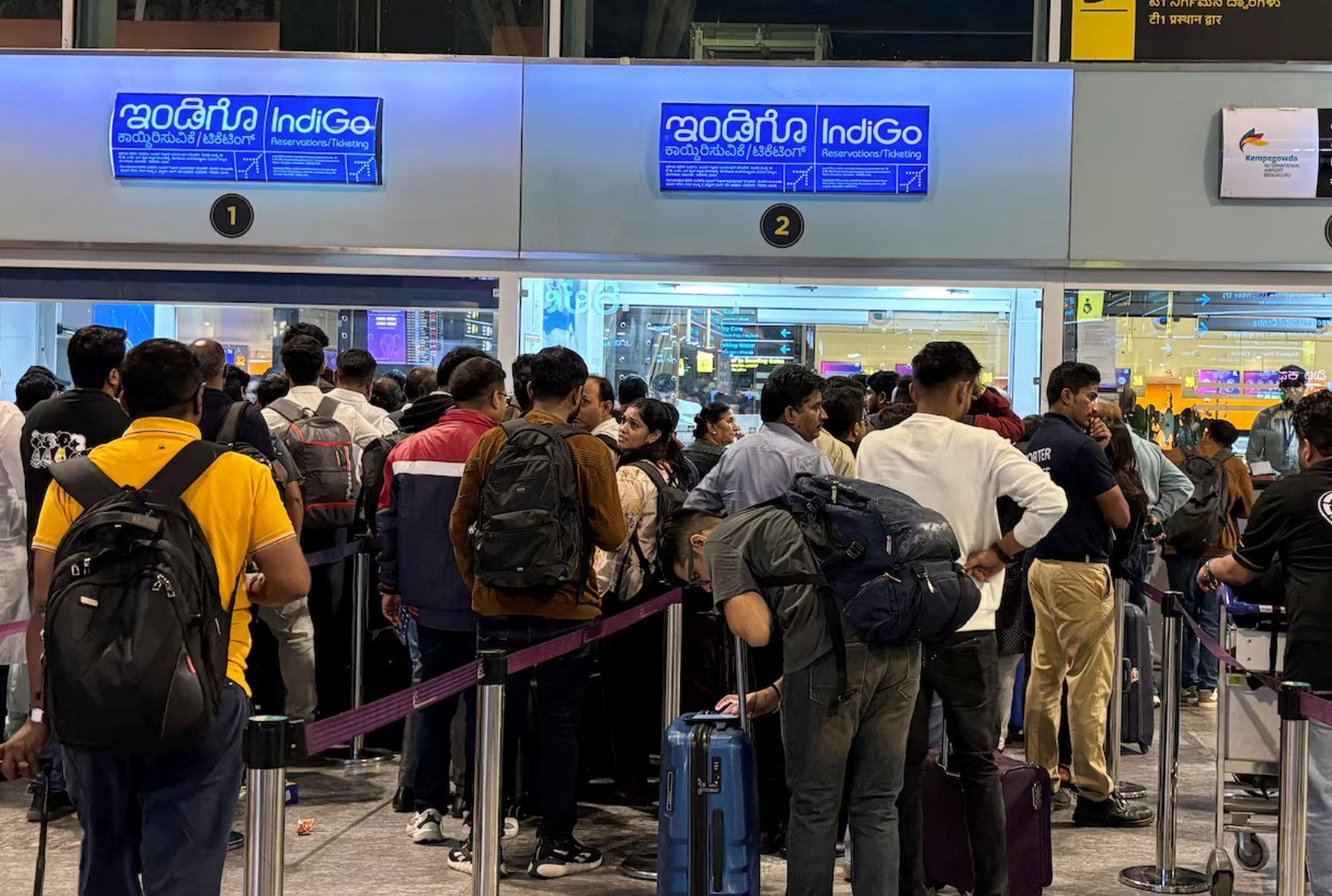 Ngành hàng không Ấn Độ hỗn loạn, 1.000 chuyến bay bị huỷ chỉ trong vài ngày: Điều gì khiến hàng nghìn hành khách mắc kẹt? - Ảnh 1