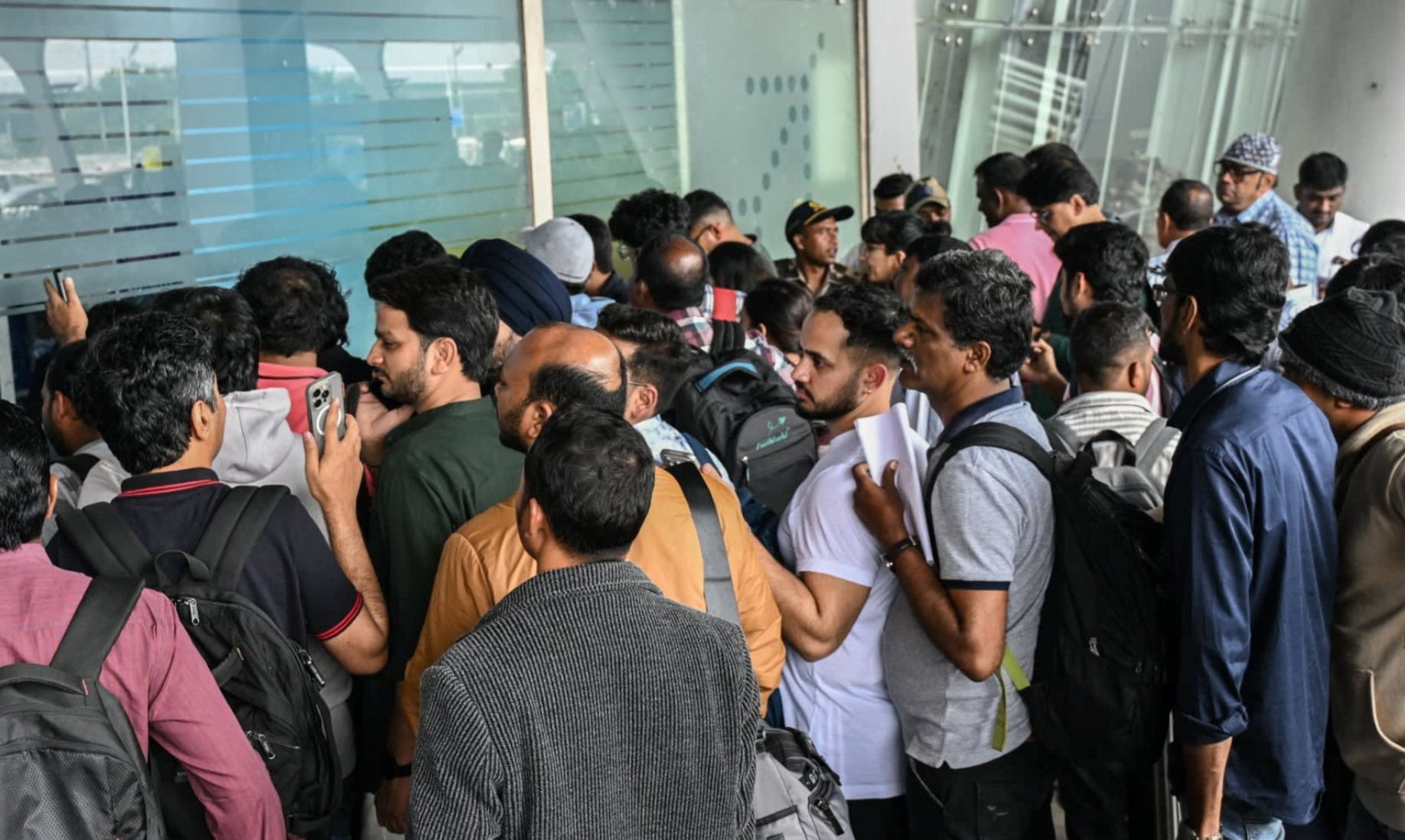 Ngành hàng không Ấn Độ hỗn loạn, 1.000 chuyến bay bị huỷ chỉ trong vài ngày: Điều gì khiến hàng nghìn hành khách mắc kẹt? - Ảnh 2