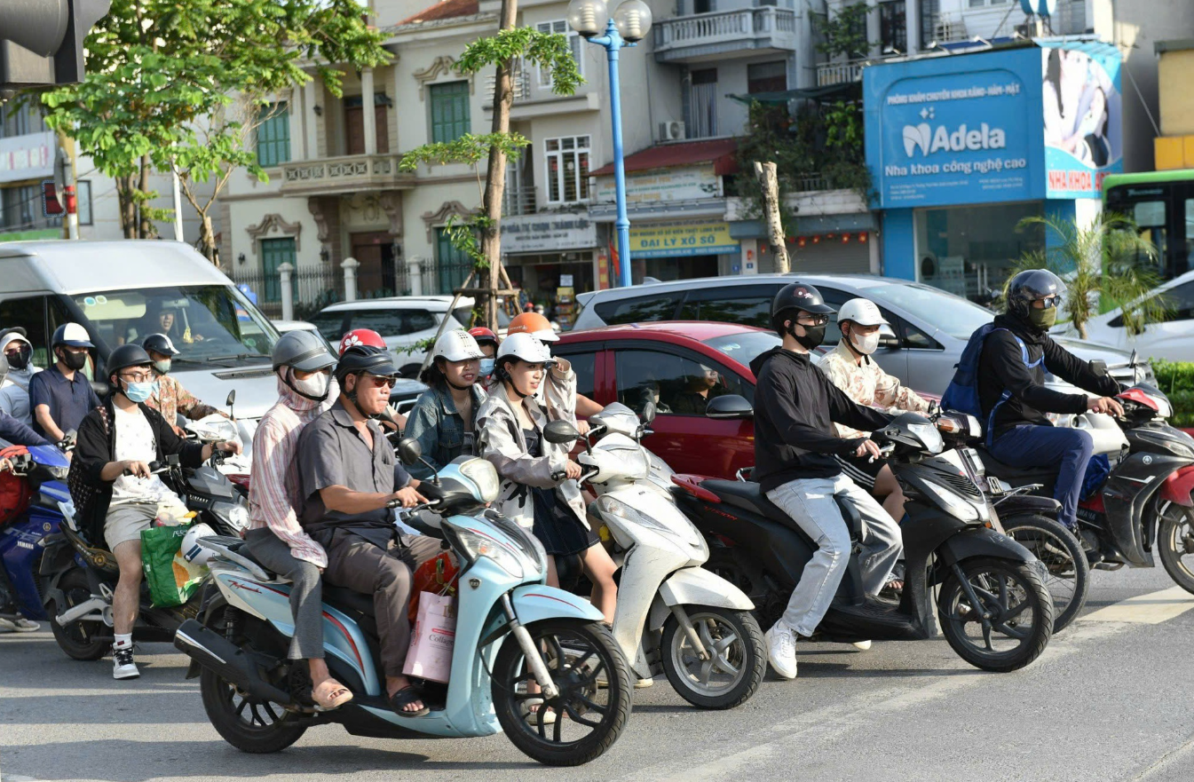 PGĐ Sở Xây dựng Hà Nội: Không buộc đổi xe xăng đồng loạt để ưu tiên một số nhà cung cấp xe điện, mà chuyển đổi theo lộ trình tự nhiên của chu kỳ thay thế phương tiện - Ảnh 1