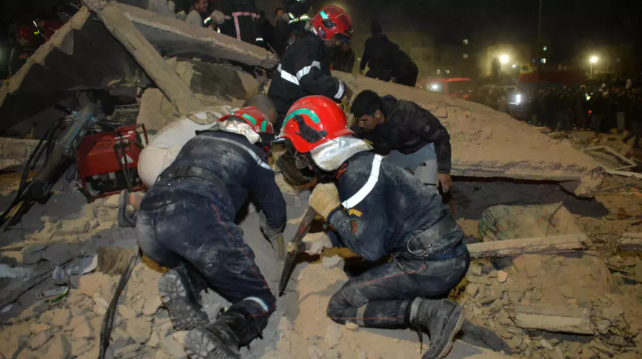 Hai tòa nhà bất ngờ đổ sụp, người dân đào bới đống đổ nát tìm người thân trong tuyệt vọng - Ảnh 2