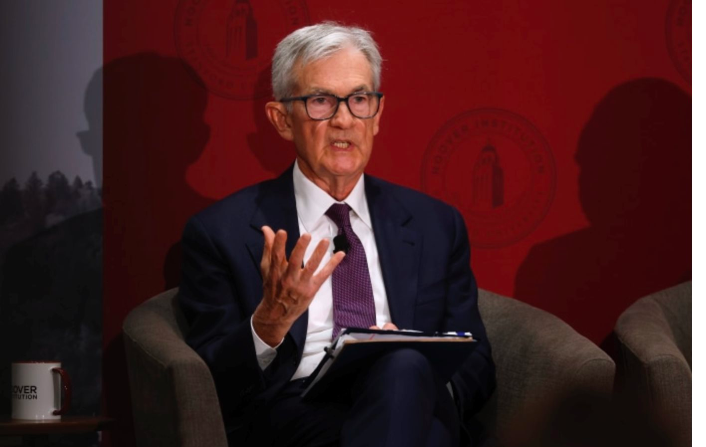 Fed tiếp tục cắt giảm 0,25 điểm phần trăm, đưa lãi suất về mức thấp nhất trong 3 năm, phát tín hiệu sẽ không nới lỏng thêm - Ảnh 1