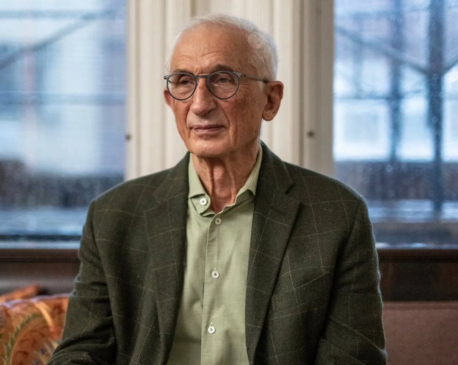 Cụ ông bị lừa chuyển khoản 2,2 tỷ đồng sau khi tải một ứng dụng - Ảnh 1