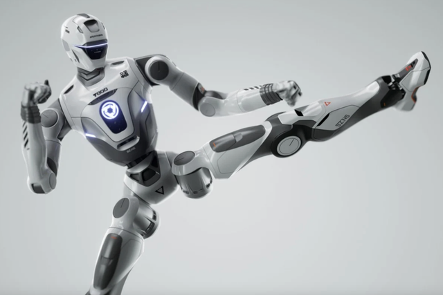 Elon Musk ‘làm mãi không xong’, Trung Quốc thành công chỉ trong 2 năm: Sắp sản xuất hàng loạt robot biết đá võ giá gần 700 triệu đồng, hoạt động liên tục 4-5 tiếng - Ảnh 1