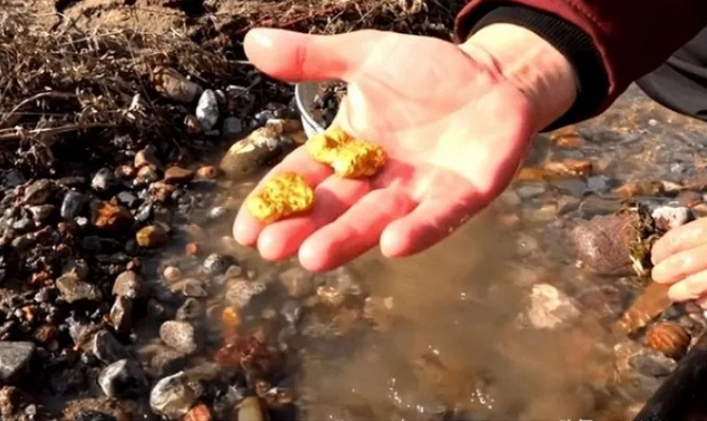 Lão nông phát hiện cả núi vàng trong hang, đem đến ngân hàng đổi lấy tiền thì cảnh sát ập đến - Ảnh 1