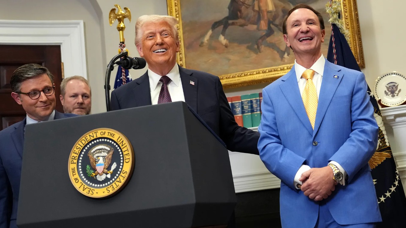 Ông Trump nhắm một đảo lớn vì 'an ninh quốc gia', viện dẫn 'tàu chiến Nga -Trung': Đan Mạch phản ứng gắt - Ảnh 1