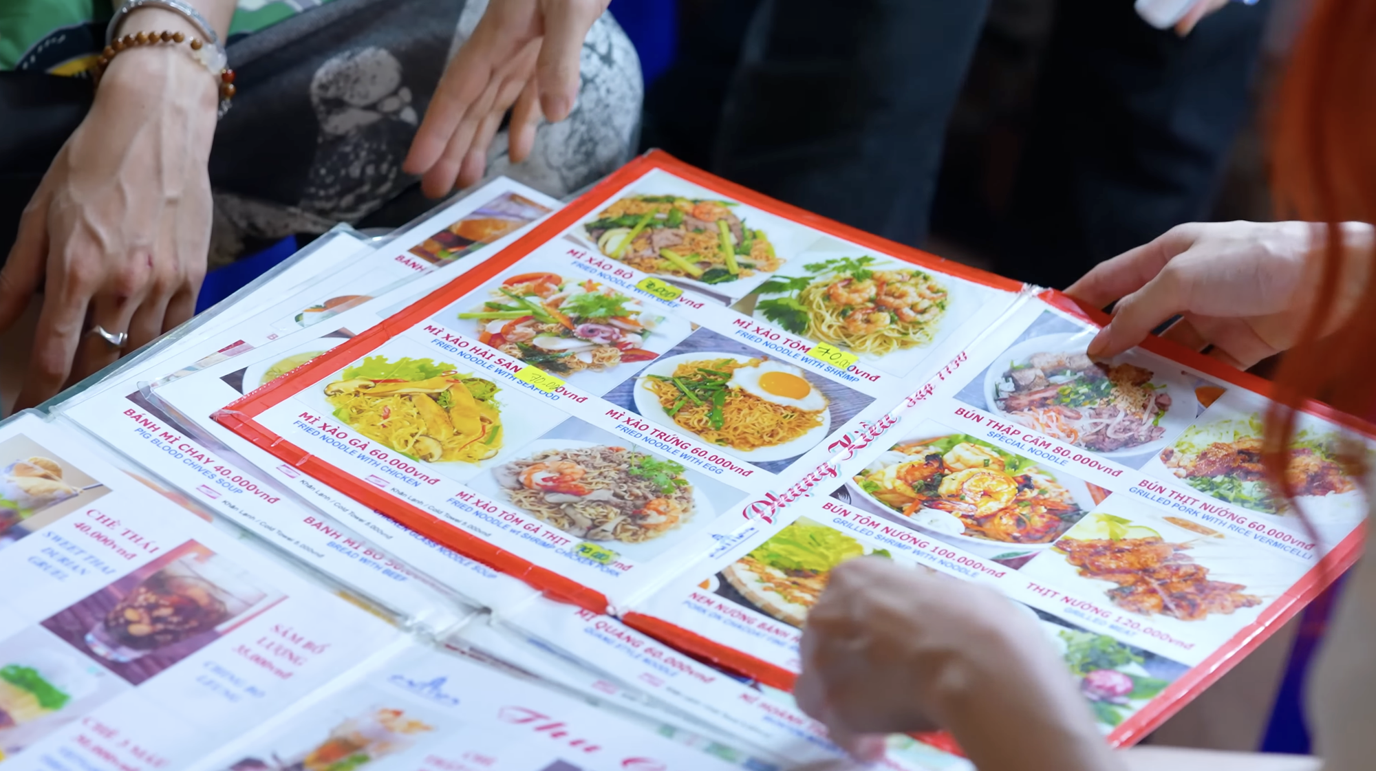 Khách Tây sốc nặng khi biết giá tô phở ở Việt Nam, chỉ biết thốt lên "Không thể nào!" - Ảnh 3