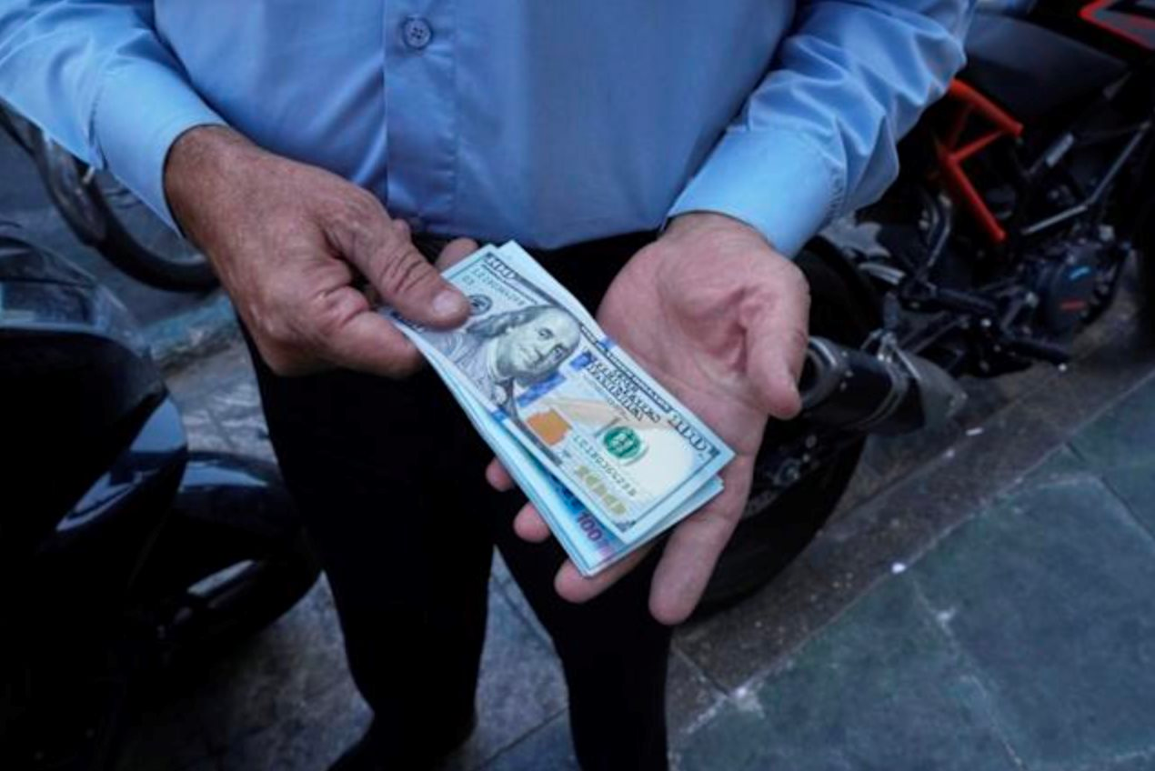 Quốc gia quan trọng của BRICS chứng kiến nền kinh tế lao dốc, đồng nội tệ mất giá nghiêm trọng, 1,45 triệu đơn vị mới đổi được 1 USD - Ảnh 1