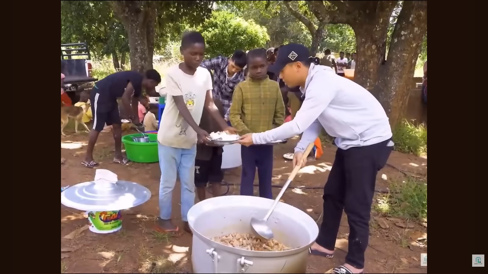 Động thái lạ của kênh Quang Linh Vlogs - Ảnh 3