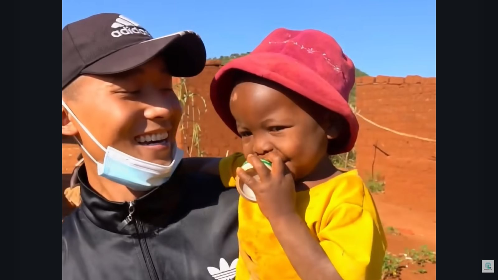 Động thái lạ của kênh Quang Linh Vlogs - Ảnh 1