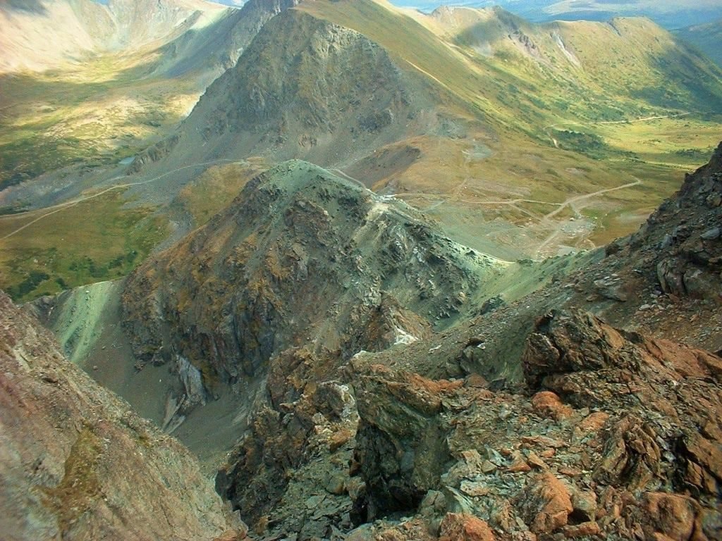 Phát hiện mỏ ngọc bích trải dài 1.300 km tại láng giềng Việt Nam - Ảnh 1