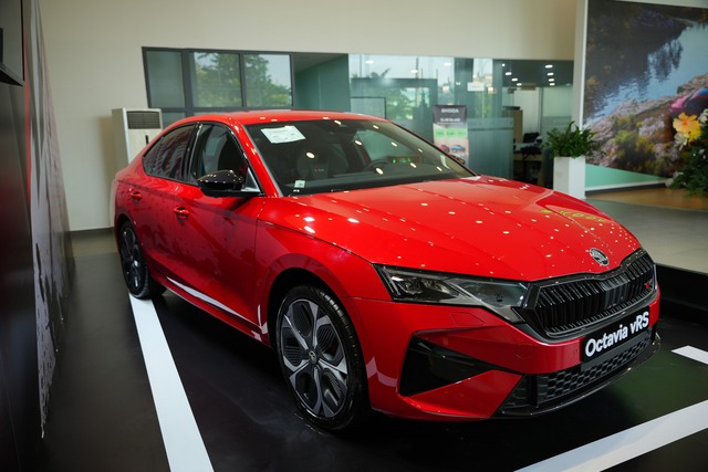 Cận cảnh Skoda Octavia vRS tại đại lý: Giá tạm tính 1,5 tỷ đồng, cạnh tranh VW Golf R bằng động cơ 265 mã lực, có thể ra mắt ngay tháng này - Ảnh 1