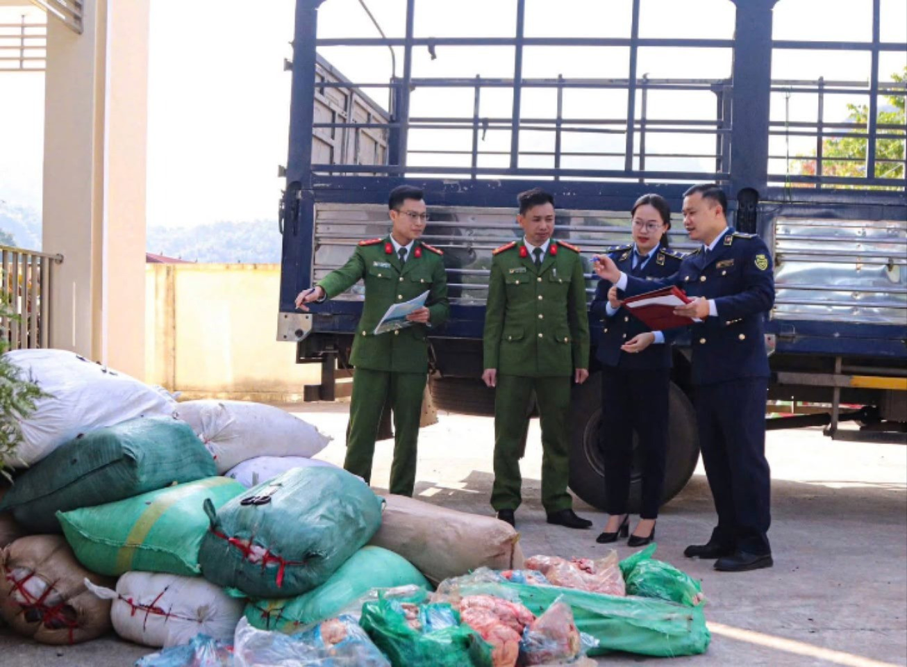 Bí mật giấu kín trong 40 bao tải trên xe ô tô đậu ven đường - Ảnh 1