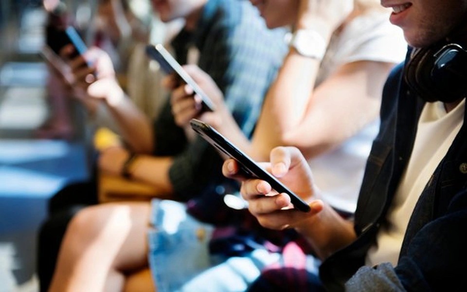 Vạch trần “công xưởng ngầm” sản xuất điện thoại Samsung cao cấp giả: Chủ mưu chỉ học hết lớp 8 - Ảnh 1