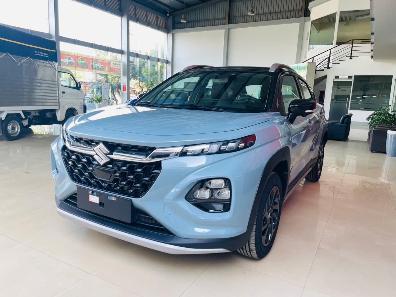 Suzuki Fronx tiếp tục giảm giá: Nhiều nhất đến 60 triệu đồng, giá thực tế còn thấp hơn Raize, Sonet, Venue - Ảnh 1