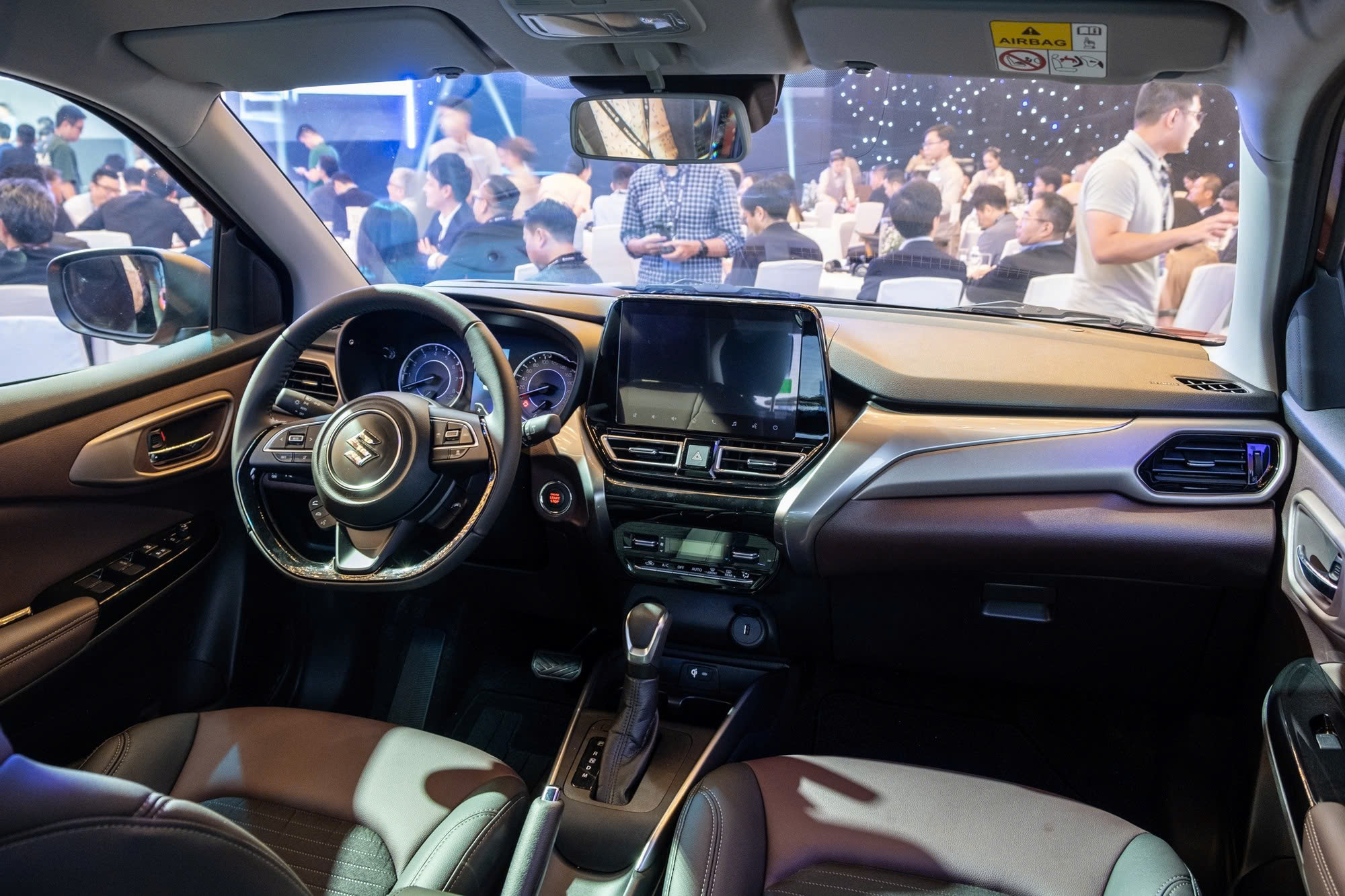 Suzuki Fronx tiếp tục giảm giá: Nhiều nhất đến 60 triệu đồng, giá thực tế còn thấp hơn Raize, Sonet, Venue - Ảnh 3