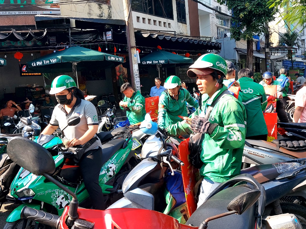 Kiến nghị đóng BHXH bắt buộc đối với tài xế xe ôm công nghệ, người làm việc trực tuyến - Ảnh 3