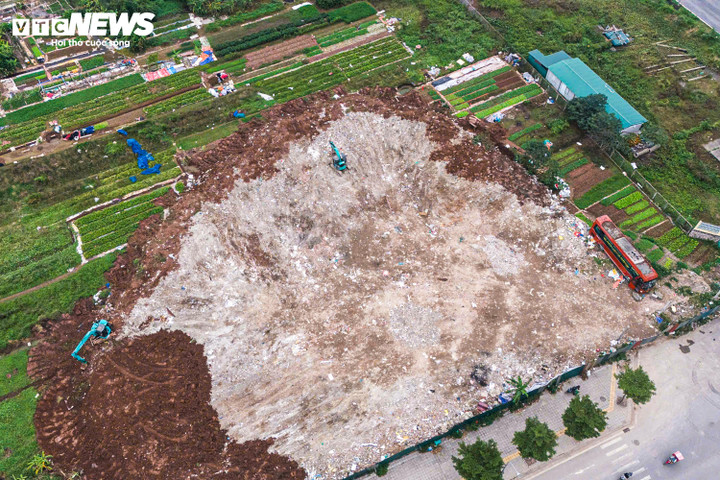 Hà Nội: Dân ngán ngẩm đường Tam Trinh làm 10 năm chưa xong, nay lại thêm bãi rác khổng lồ - Ảnh 4