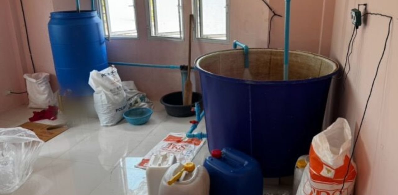 Một trung tướng người Thái Lan chỉ huy cuộc đột kích, tóm gọn đường dây sản xuất nước tương, cà phê giả quy mô lớn, tịch thu hơn 240.000 sản phẩm và loạt chai lọ, máy trộn - Ảnh 1