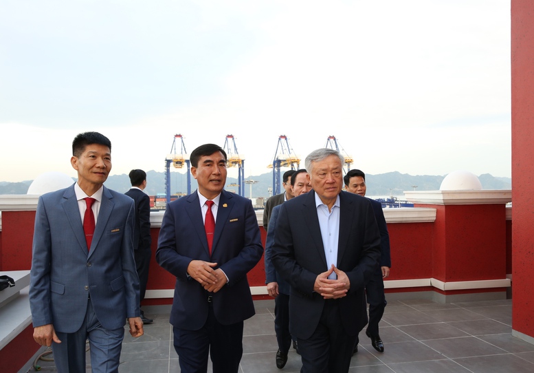 Phó Thủ tướng Thường trực Nguyễn Hòa Bình thăm Công ty VinFast và Cảng container Quốc tế Hateco Hải Phòng - Ảnh 7