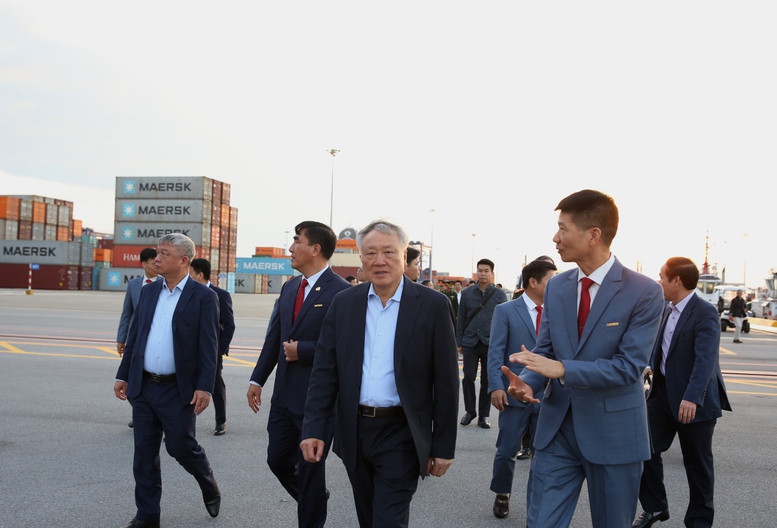 Phó Thủ tướng Thường trực Nguyễn Hòa Bình thăm Công ty VinFast và Cảng container Quốc tế Hateco Hải Phòng - Ảnh 6