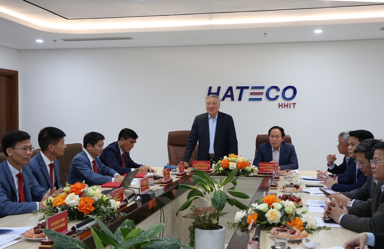 Phó Thủ tướng Thường trực Nguyễn Hòa Bình thăm Công ty VinFast và Cảng container Quốc tế Hateco Hải Phòng - Ảnh 10