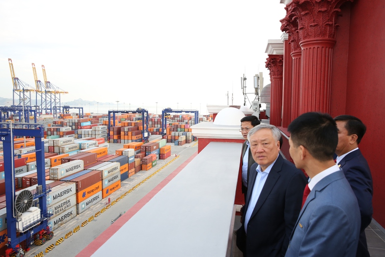 Phó Thủ tướng Thường trực Nguyễn Hòa Bình thăm Công ty VinFast và Cảng container Quốc tế Hateco Hải Phòng - Ảnh 8