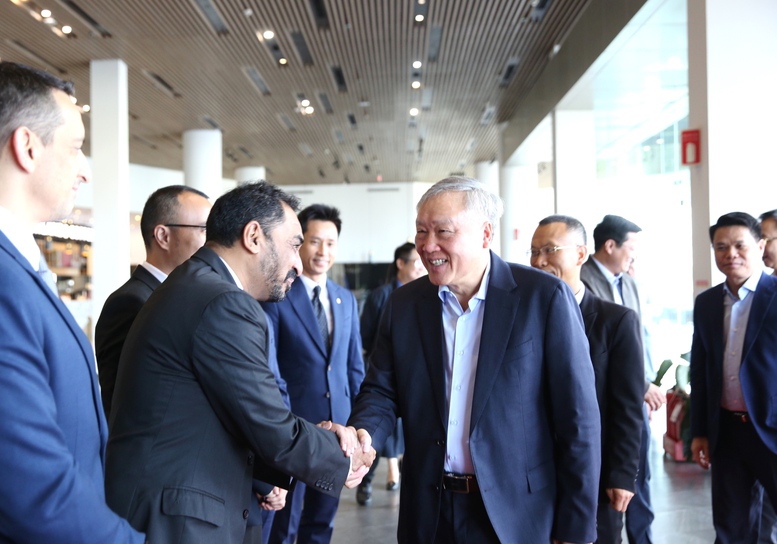 Phó Thủ tướng Thường trực Nguyễn Hòa Bình thăm Công ty VinFast và Cảng container Quốc tế Hateco Hải Phòng - Ảnh 4