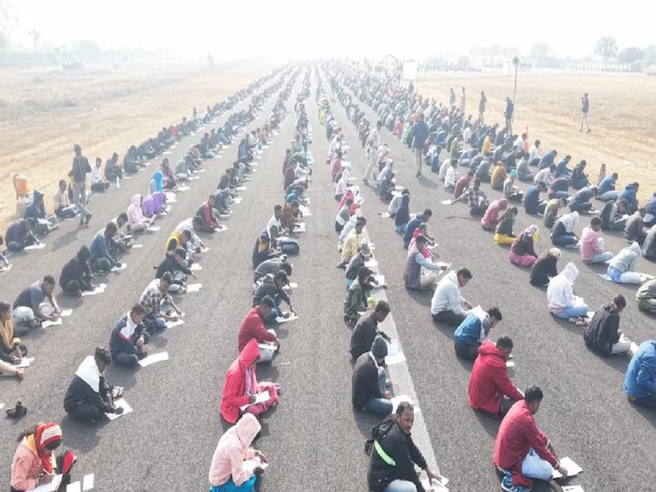 8.000 người ngồi trên đường băng làm bài thi, giám thị dùng UAV chống gian lận - Ảnh 1