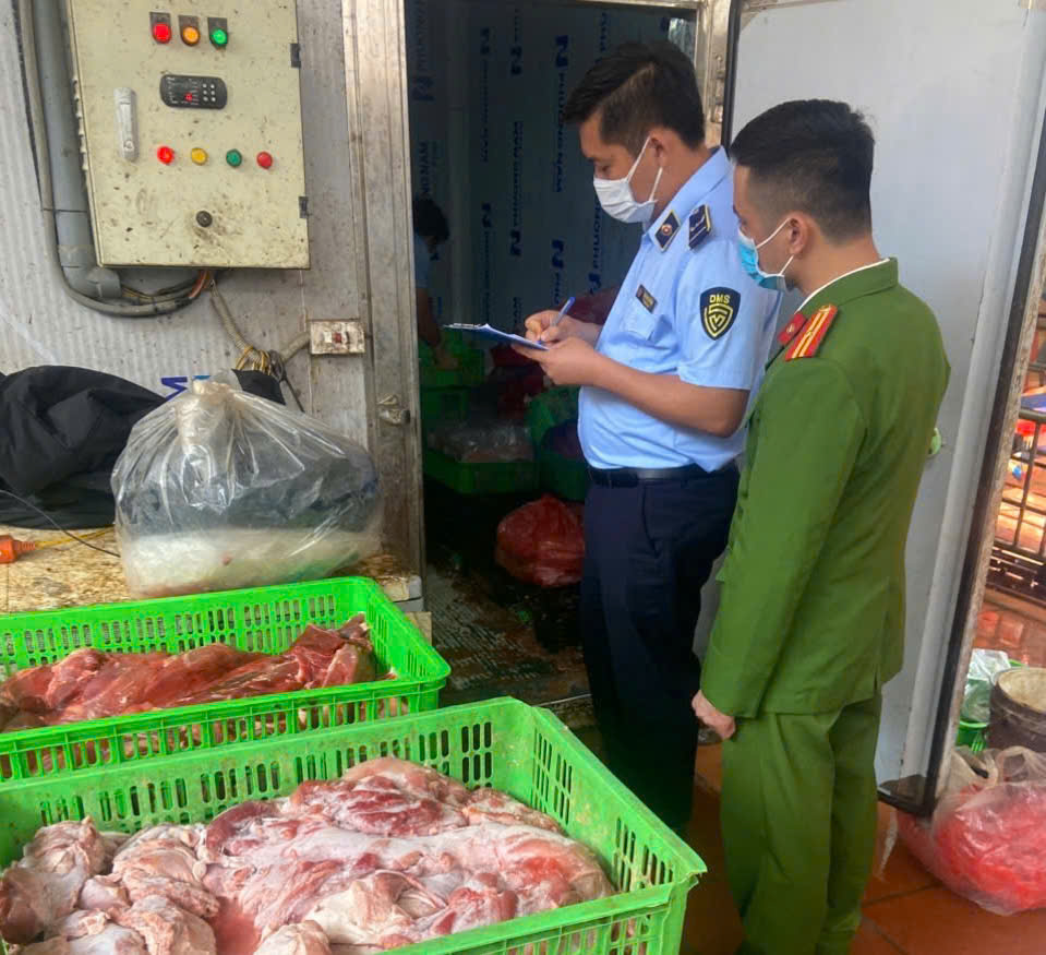 Cao điểm chống hàng giả, hàng kém chất lượng cuối năm: QLTT cả nước đồng loạt ra quân, thu giữ hơn 2,2 tấn lá thuốc, gần 5 tấn thịt bẩn, hàng nghìn sản phẩm vi phạm - Ảnh 5