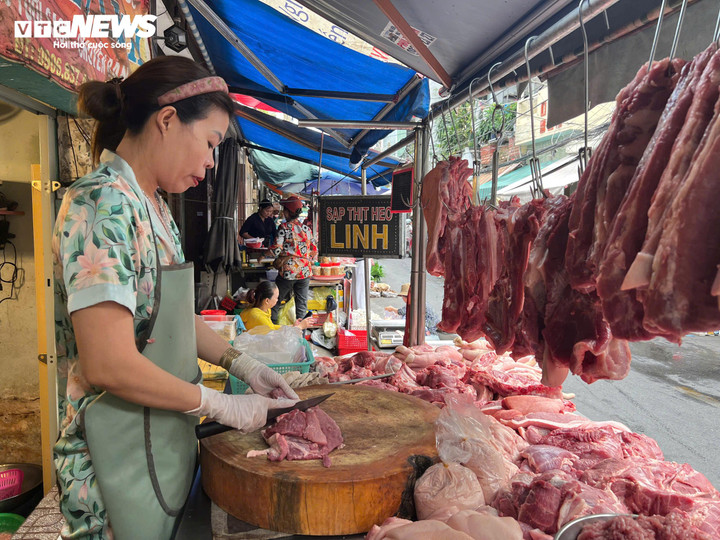 Giá thịt, trứng tăng mạnh, người tiêu dùng xoay xở thế nào mùa cận Tết? - Ảnh 2