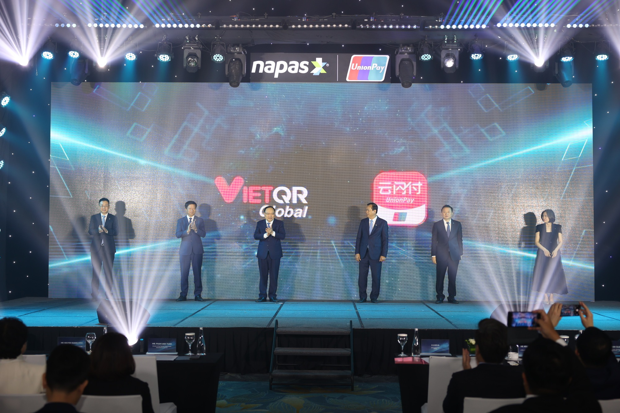 Du khách Trung Quốc uống cà phê Highland, đi siêu thị có thể quét mã QR tại Việt Nam - Ảnh 1