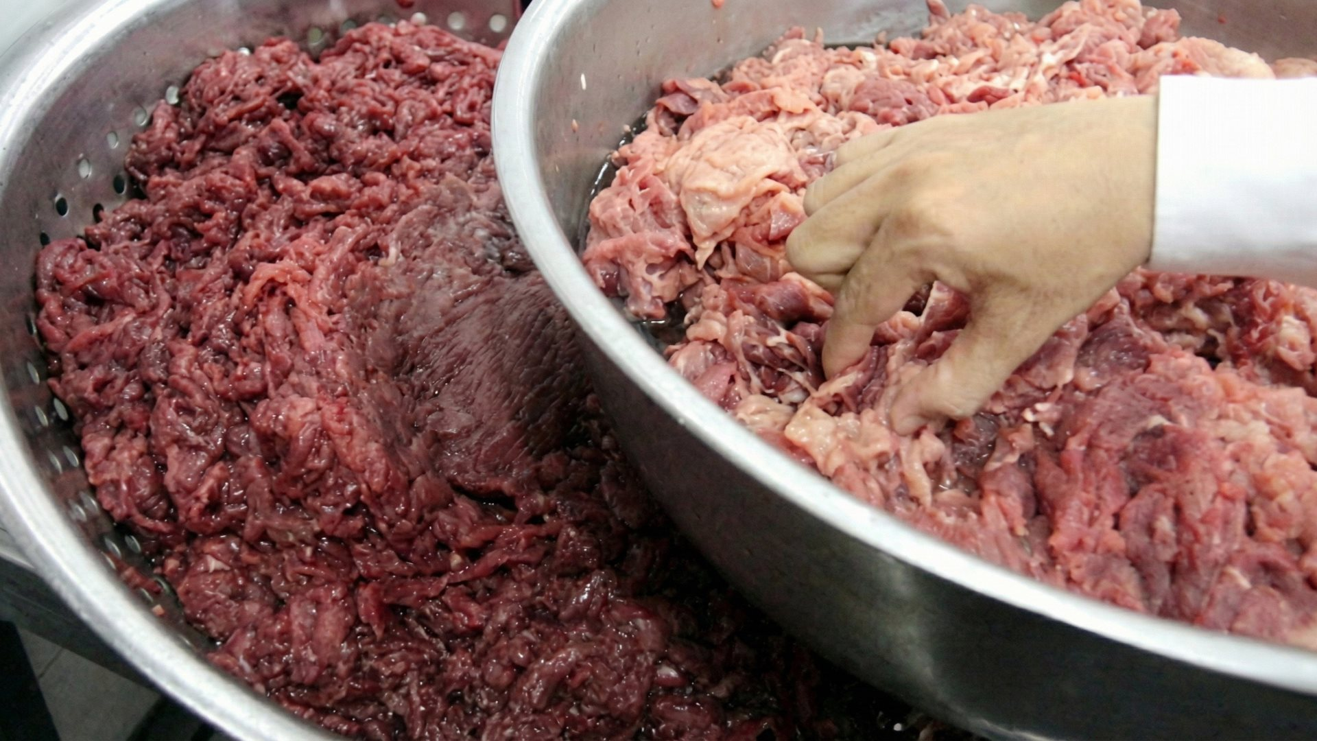 Kiểm tra hành chính 1 cơ sở, công an triệt phá đường dây sản xuất thịt bò giả từ thịt lợn, phân phối 600 kg mỗi ngày đến 75 quán ăn khắp thành phố - Ảnh 1