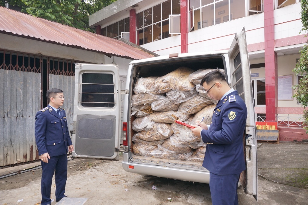 Cao điểm chống hàng giả, hàng kém chất lượng cuối năm: QLTT cả nước đồng loạt ra quân, thu giữ hơn 2,2 tấn lá thuốc, gần 5 tấn thịt bẩn, hàng nghìn sản phẩm vi phạm - Ảnh 4